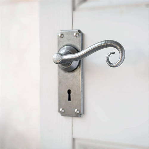 Scrolled Handle, Ilkley Keyhole Plate, Polished