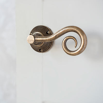 Curled Handle, Reeded Plate