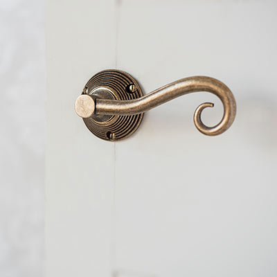 Scrolled Handle, Reeded Plate