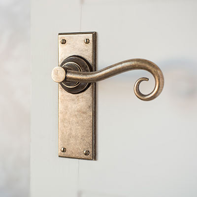 Scrolled Handle, Ripley Plain Plate