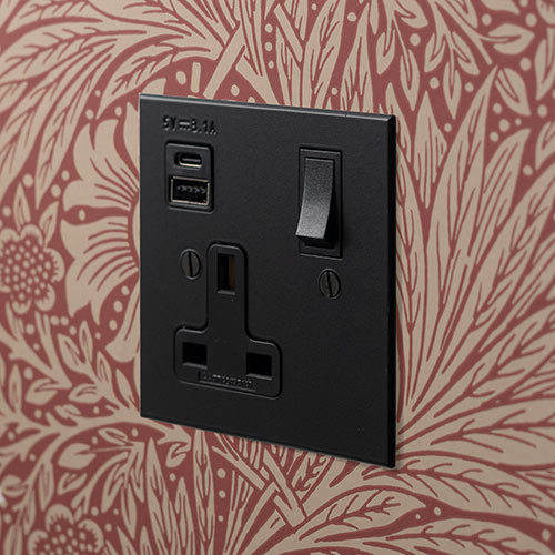 1 Gang Duel Usb-A/C Plug Socket, Black Switches, Bevelled