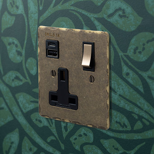1 Gang Duel Usb-A/C Plug Socket, Brass Switches, Hammered