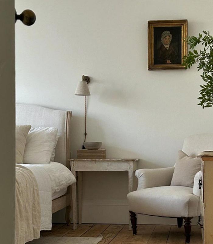 Carrick plug-in wall light